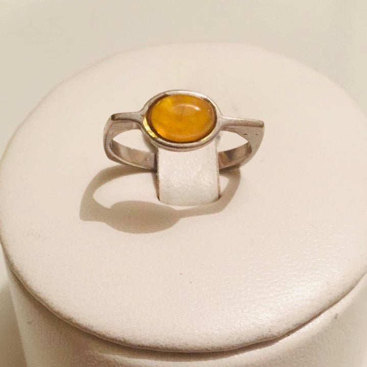 Anillo de plata con ambar amarillo
