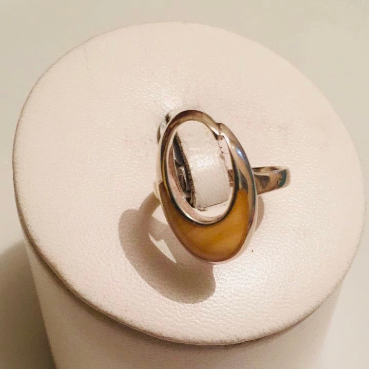 Anillo de plata con ambar amarillo y un detalle de plata ovalado