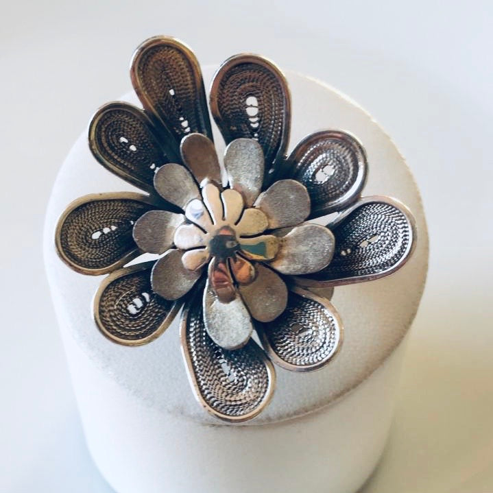 Anillo de plata quemada y textura con diseño de flor