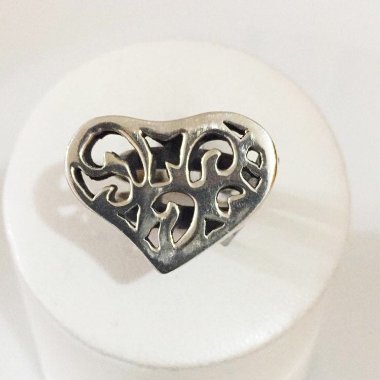 Anillo de corazon de plata con diseño tallado