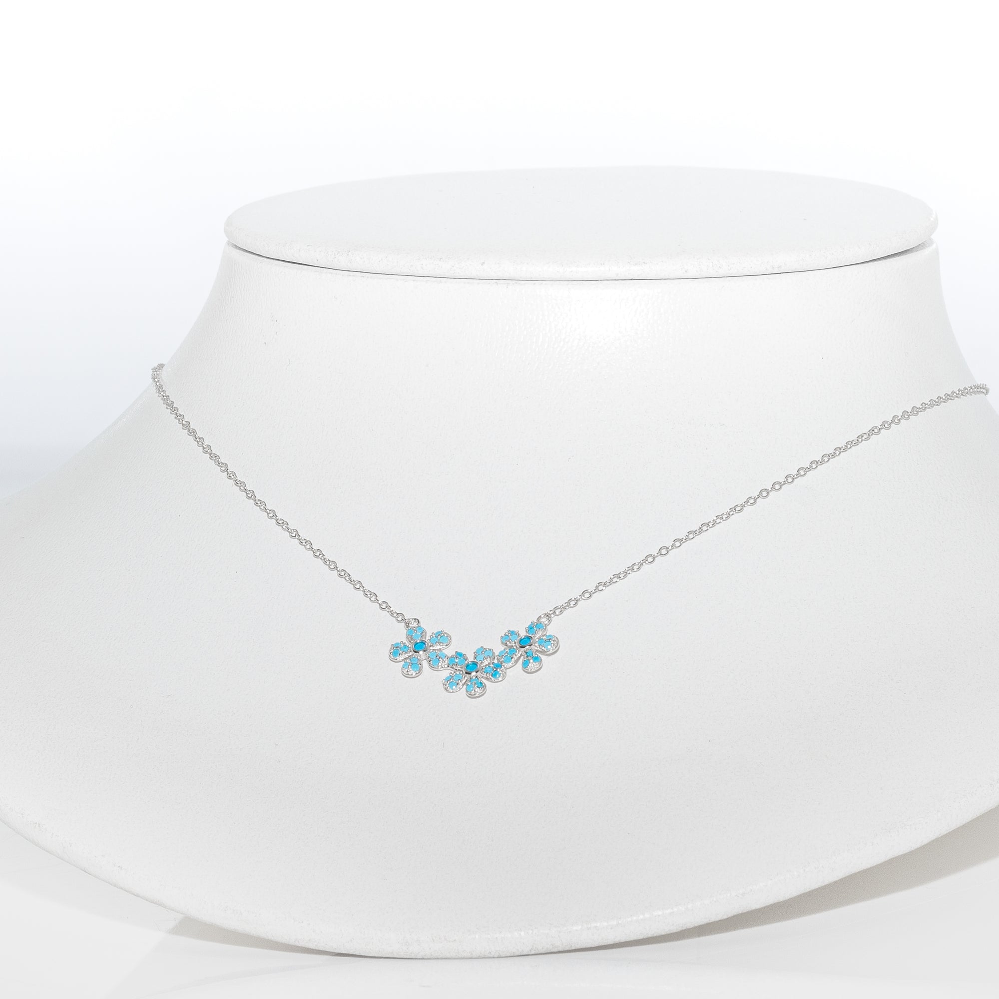 Collar de plata con diseño de flores con turquesa