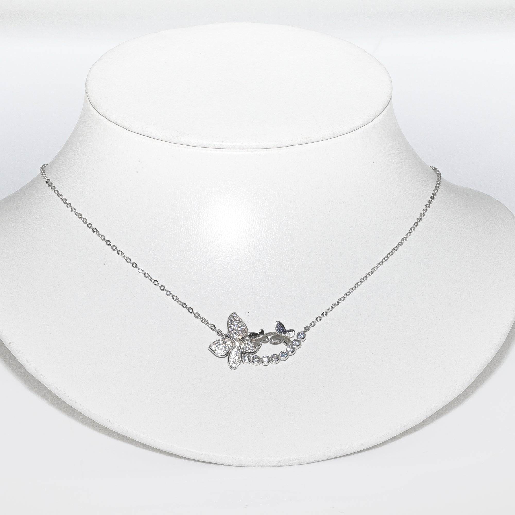 Collar de plata con diseño de mariposa