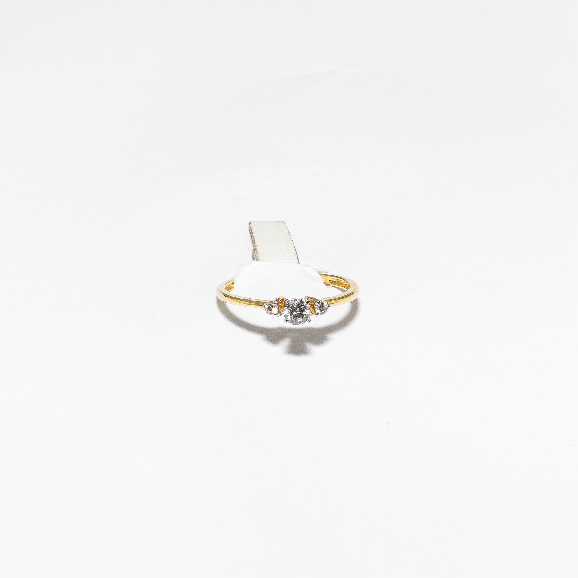 Anillo de compromiso de oro amarillo 18kt. con un diamante central y dos laterales