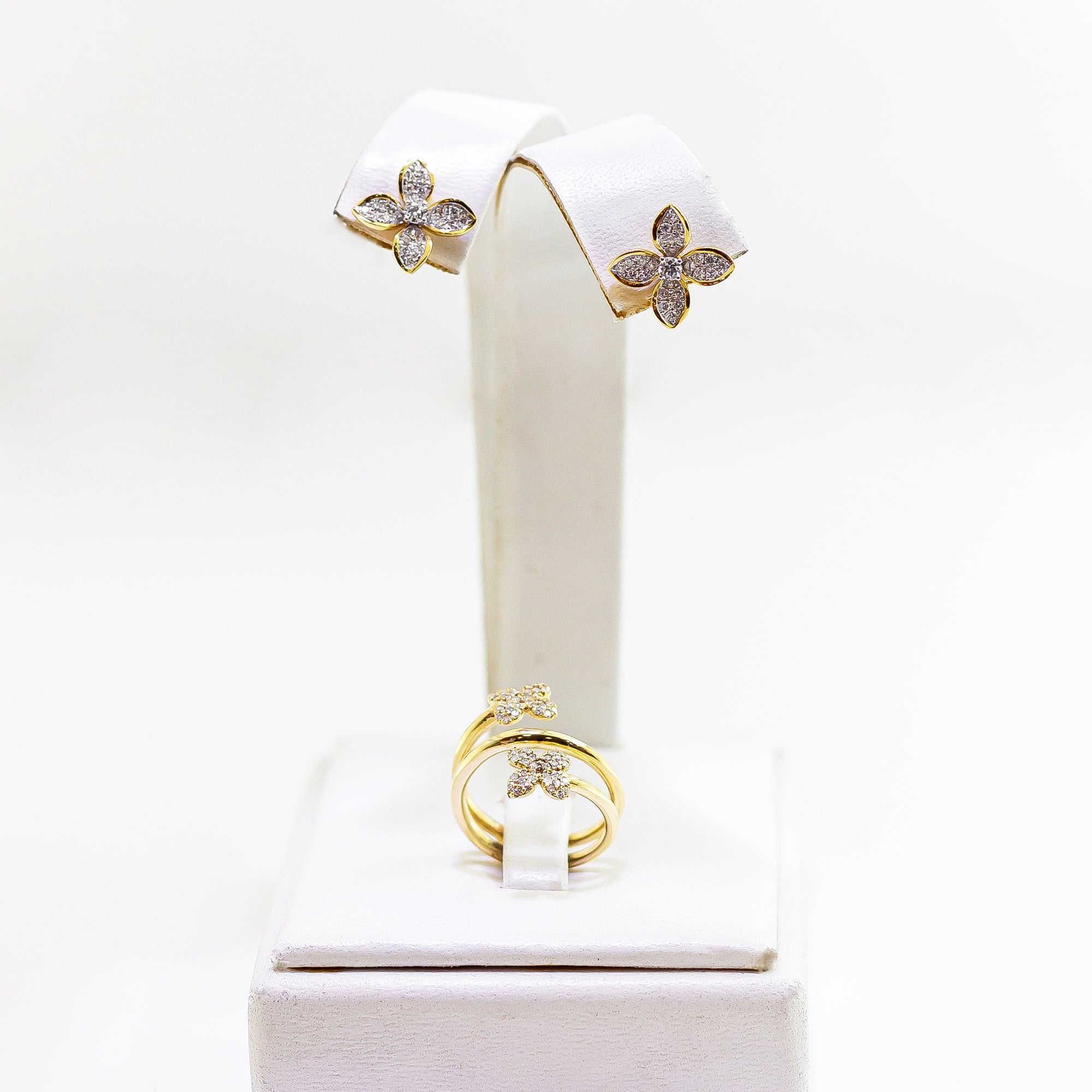 Juego de aretes y anillo con diseño de flor en oro amarillo de 18kt. con diamantes