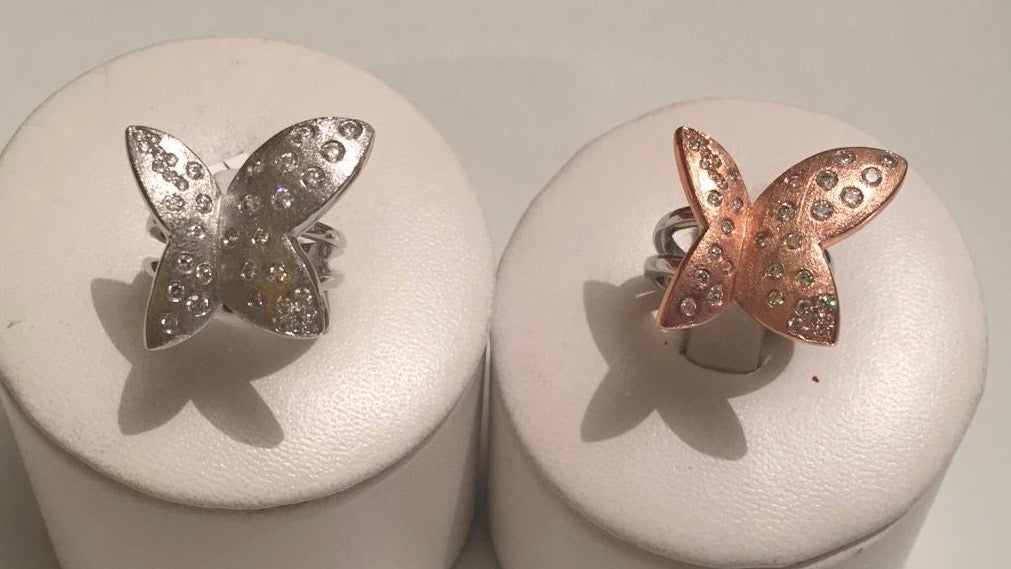 Anillo de plata con acabado mate y diseño de mariposa con circones