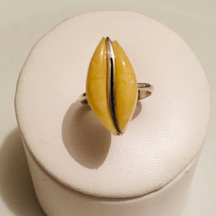 Anillo de plata con ambar amarillo con diseño de concha