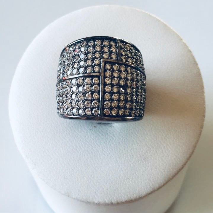 Anillo de plata ancho con circones blancos