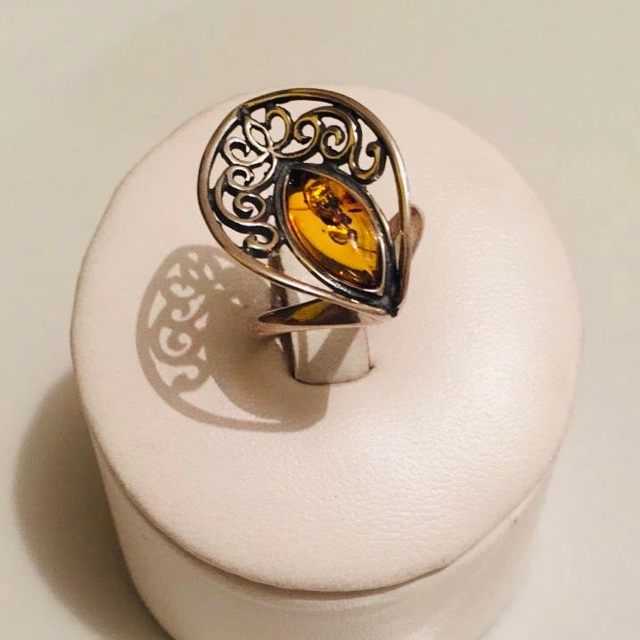 Anillo de plata con ambar