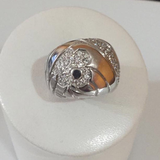 Anillo de plata con diseño de flor en circones blancos