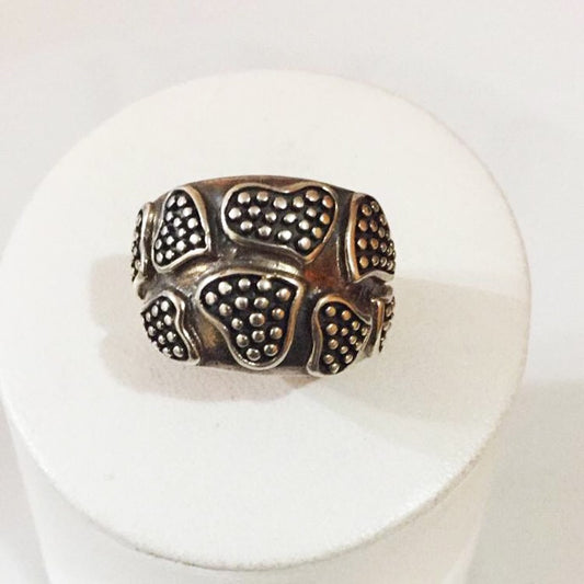 Anillo con diseño de corazones en plata quemada