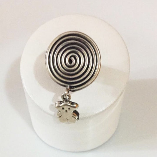 Anillo de plata con diseño de espiral con un osito colgante