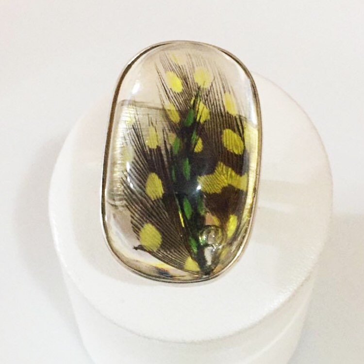 Anillo de plata con pluma