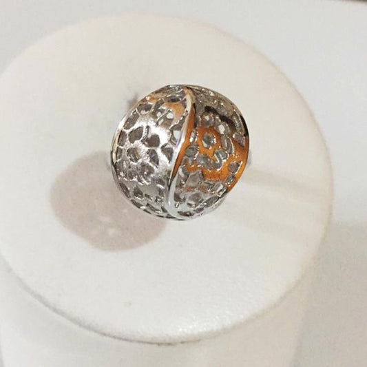 Anillo de plata con  diseño de flores