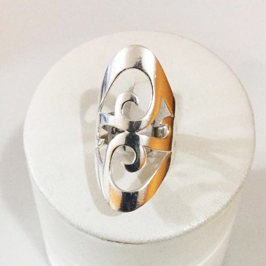 Anillo de plata con tallado abstracto