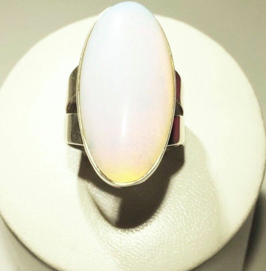 Anillo de plata con piedra luna