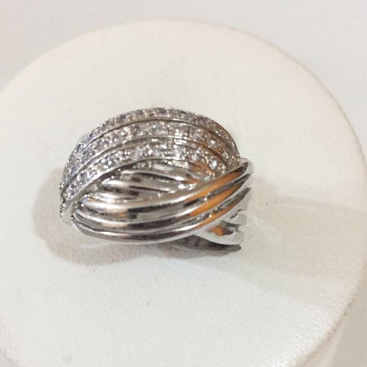 Anillo de plata con diseño trenzado con circones blancos